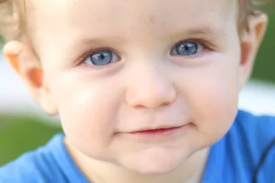 Portrait en gros blanc d'un bébé aux yeux bleus