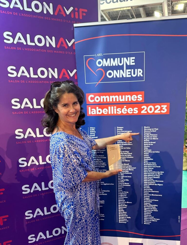 Madame le Maire, avec le trophée 
