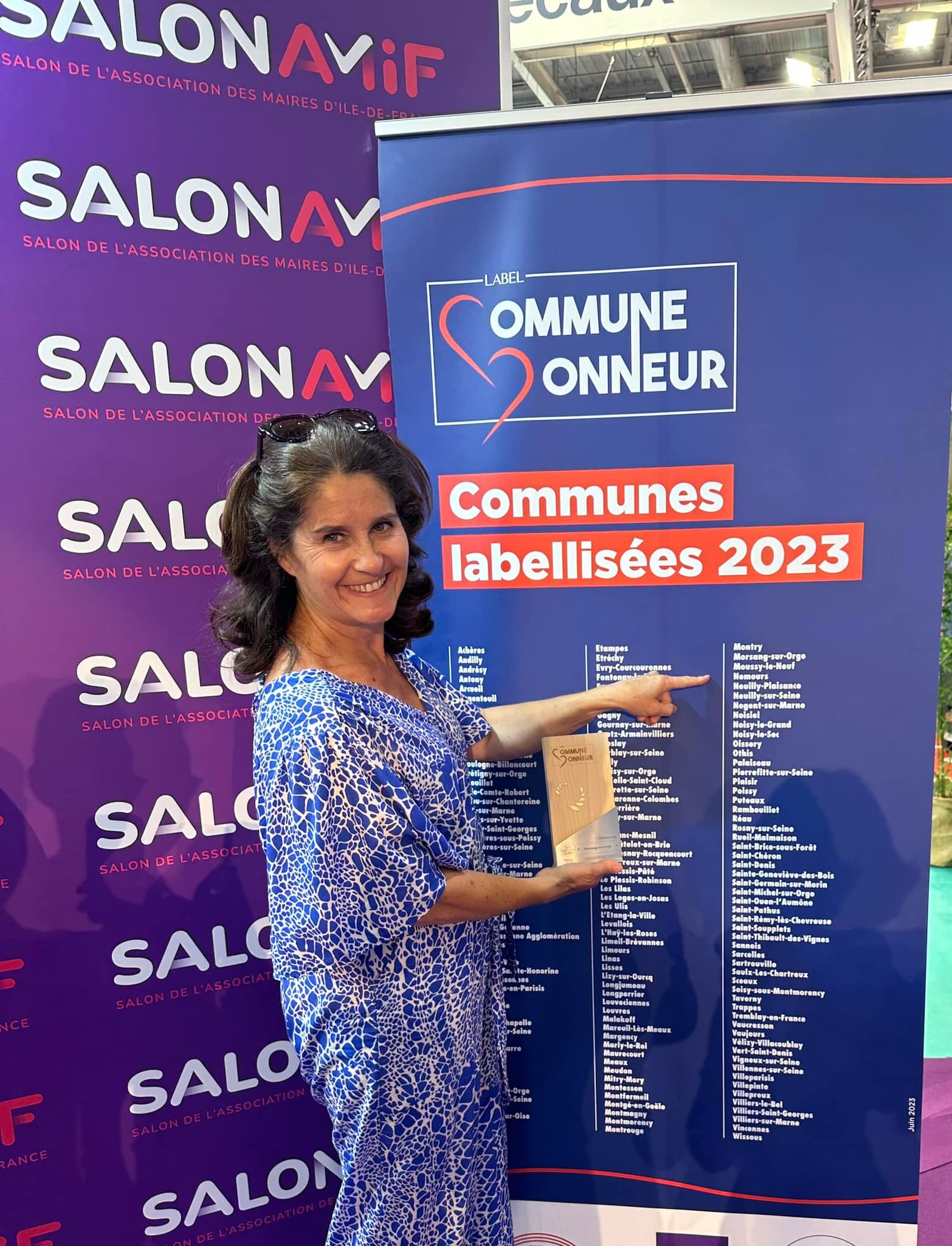 Madame le Maire, avec le trophée 