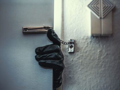 Un cambrioleur ouvre la porte