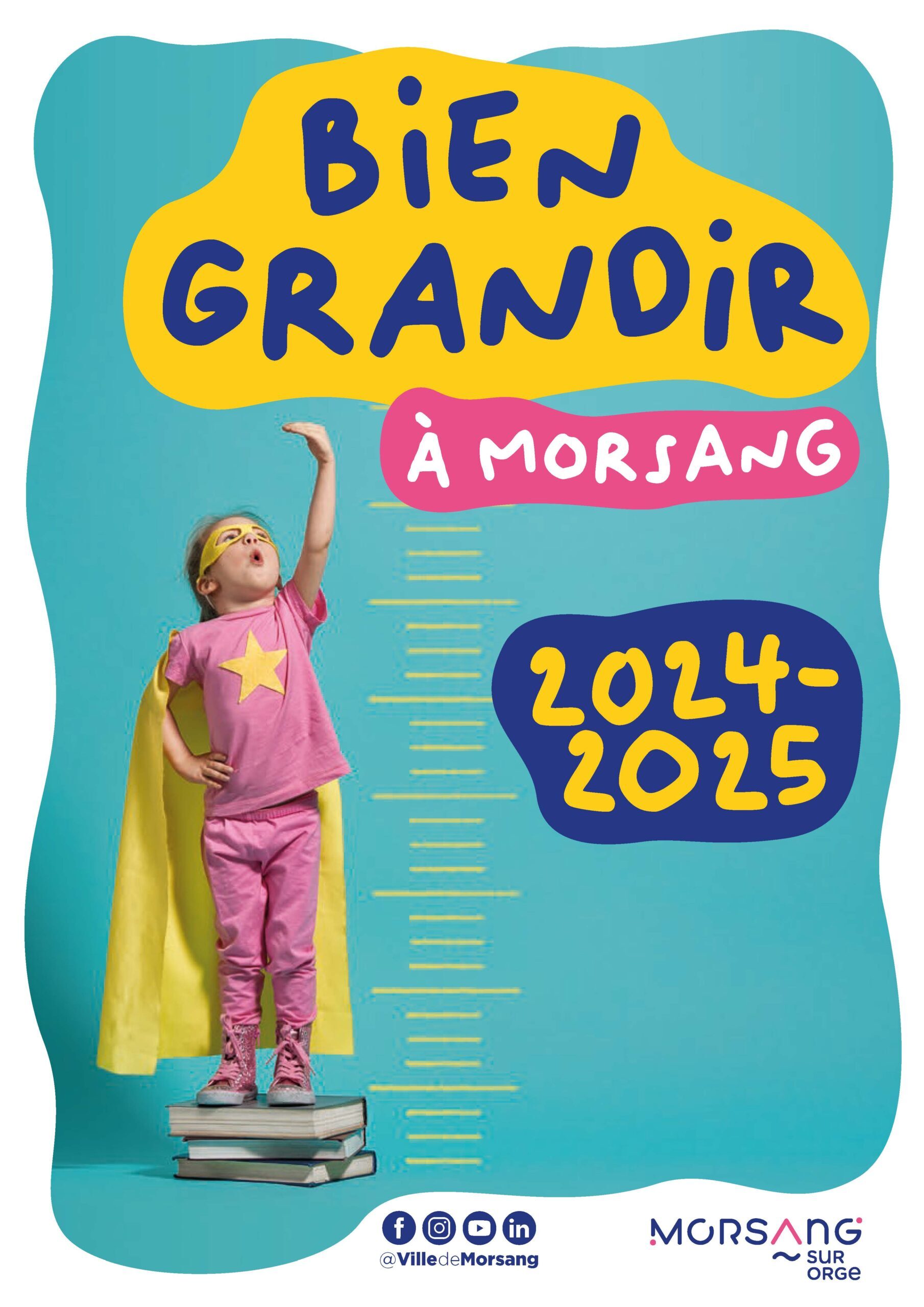 Une petite fille avec une cape de super-héros, perchée sur 3 livres, se mesure sur une toise imaginaire