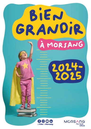 Une petite fille avec une cape de super-héros, perchée sur 3 livres, se mesure sur une toise imaginaire