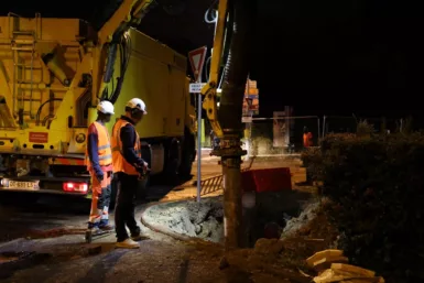Travaux de raccordement à la géothermie réalisés de nuit, avenue Jean Moulin (photo prise le 19 août 2025)