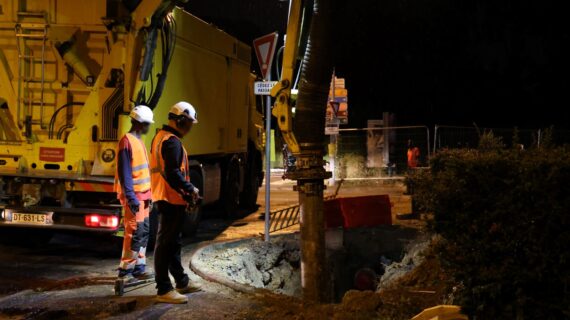Travaux de raccordement à la géothermie réalisés de nuit, avenue Jean Moulin (photo prise le 19 août 2025)