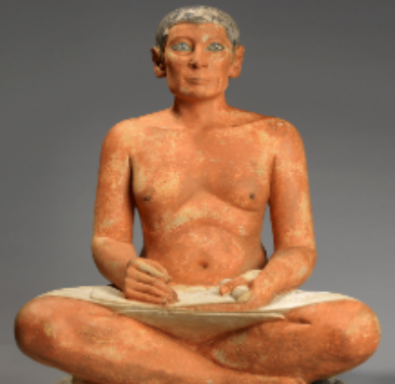 Le scribe accroupi, Saqqara, Egypte, 2 600 - 2 350 avant J.-C., calcaire peint, cristal de roche, cuivre, 53.7 x 44 x 35 cm, musée du Louvre, Paris.