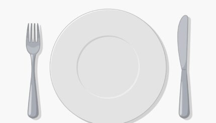 Une assiette, un couteau, une fourchette