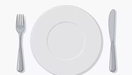 Une assiette, un couteau, une fourchette