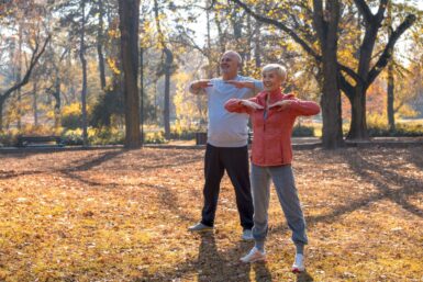 Personnes âgées faisant de l'exercice dans un parc