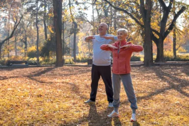 Personnes âgées faisant de l'exercice dans un parc