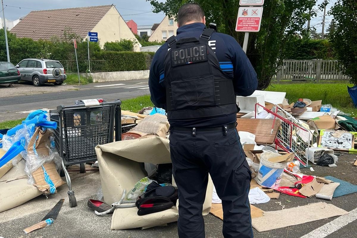 Un policier municipal constate un dépôt sauvage