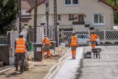 Des ouvriers procèdent à la réfection des trottoirs
